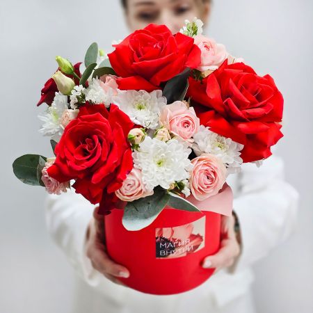 Яркие цветы в красной коробке Желаю счастья