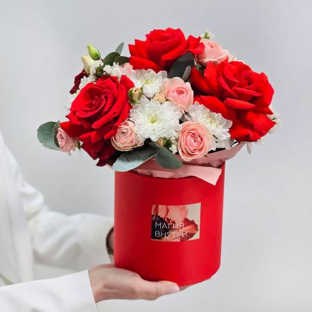 Яркие цветы в красной коробке Желаю счастья