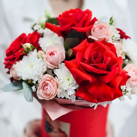 Яркие цветы в красной коробке Желаю счастья