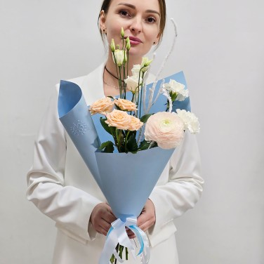 Букет с ранункулюсом и кустовой розой Прощай