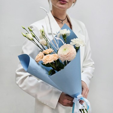 Букет с ранункулюсом и кустовой розой Прощай