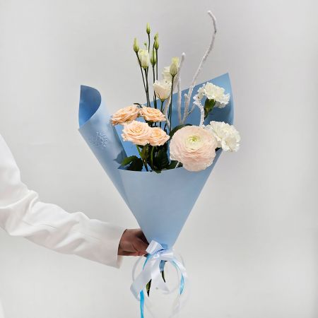 Букет с ранункулюсом и кустовой розой Прощай