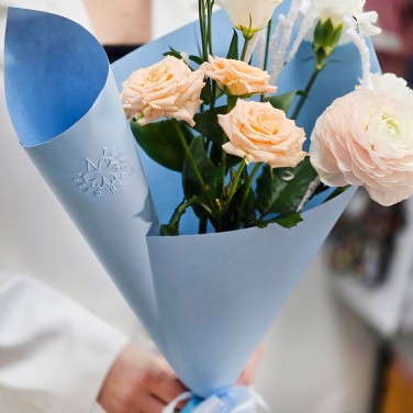 Букет с ранункулюсом и кустовой розой Прощай