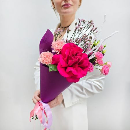 Букет ярко-розовых цветов в упаковке