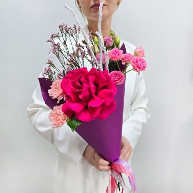 Букет ярко-розовых цветов в упаковке