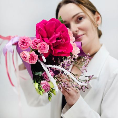 Букет ярко-розовых цветов в упаковке