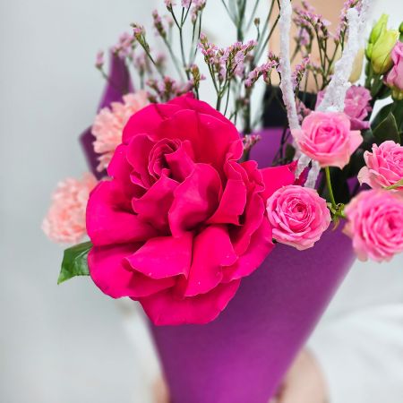 Букет ярко-розовых цветов в упаковке