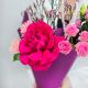 Букет ярко-розовых цветов в упаковке