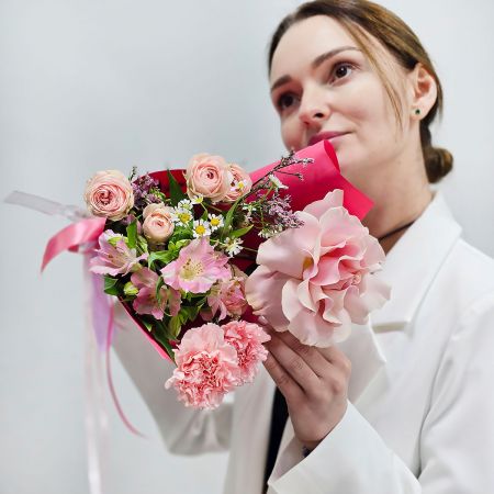 Букет из розовых цветов С Днем Рождения
