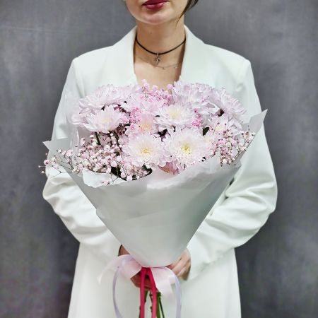 Букет розовых хризантем с гипсофилой Нежность