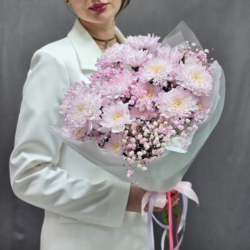 Букет розовых хризантем с гипсофилой Нежность