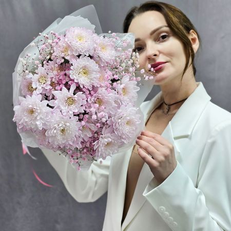 Букет розовых хризантем с гипсофилой Нежность