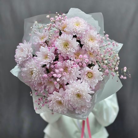 Букет розовых хризантем с гипсофилой Нежность