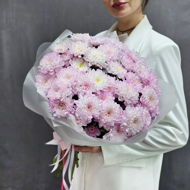 Букет розовых хризантем в упаковке