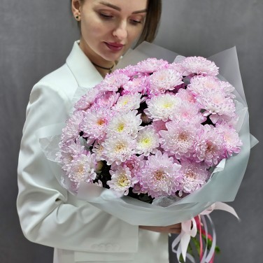 Букет розовых хризантем в упаковке
