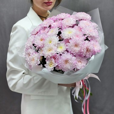 Букет розовых хризантем в упаковке