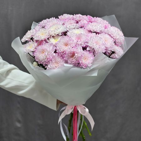 Букет розовых хризантем в упаковке