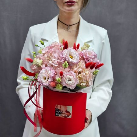 Цветы гортензий и эустом в коробке Нежная страсть