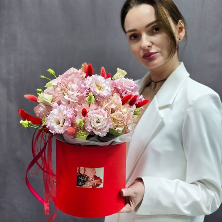 Цветы гортензий и эустом в коробке Нежная страсть