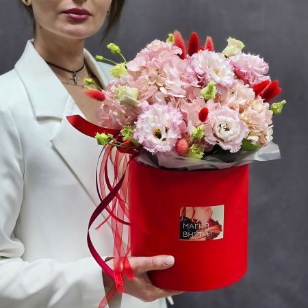 Цветы гортензий и эустом в коробке Нежная страсть