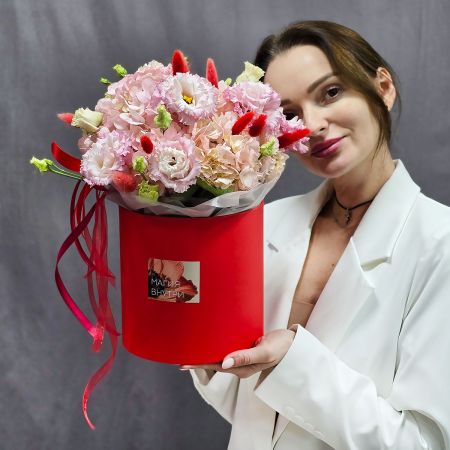 Цветы гортензий и эустом в коробке Нежная страсть