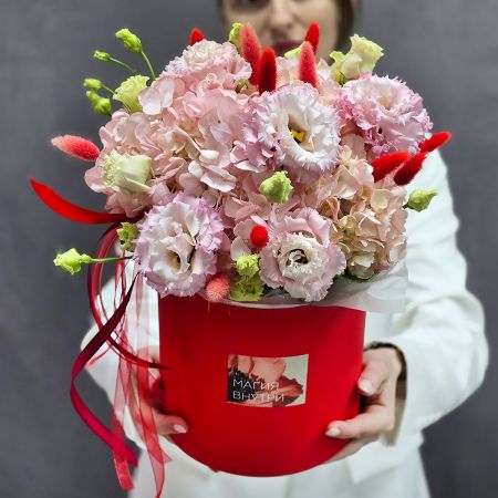 Цветы гортензий и эустом в коробке Нежная страсть