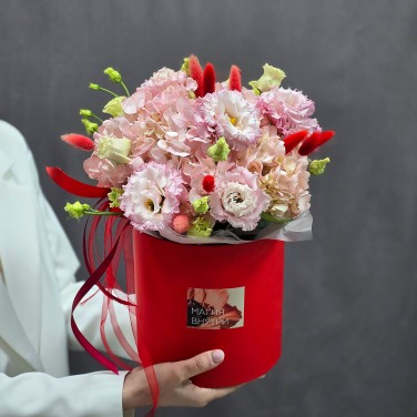 Цветы гортензий и эустом в коробке Нежная страсть