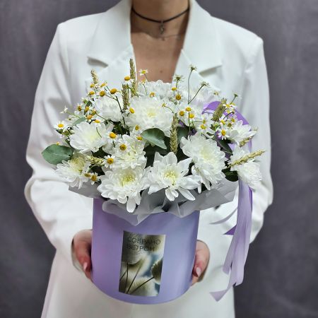 Букет белых летних цветов в коробке