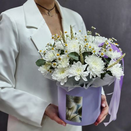 Букет белых летних цветов в коробке