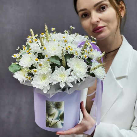 Букет белых летних цветов в коробке