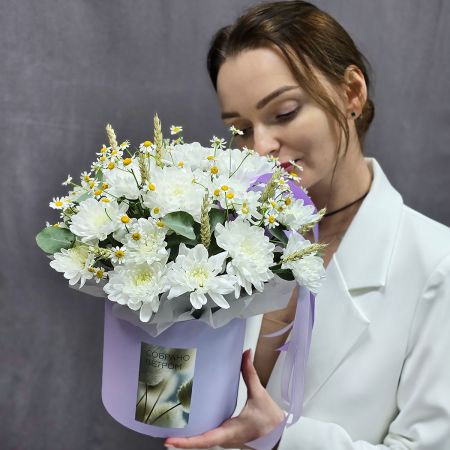 Букет белых летних цветов в коробке