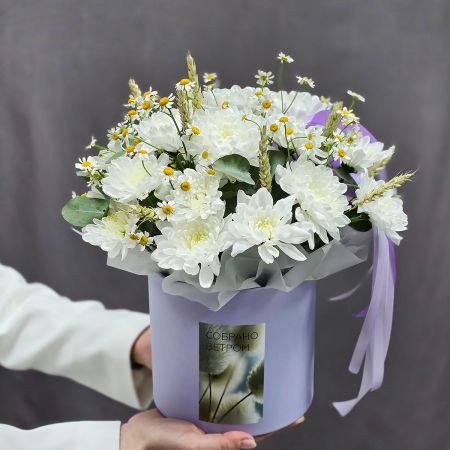 Букет белых летних цветов в коробке