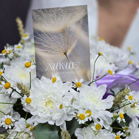 Букет белых летних цветов в коробке