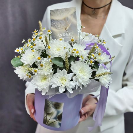 Букет белых летних цветов в коробке