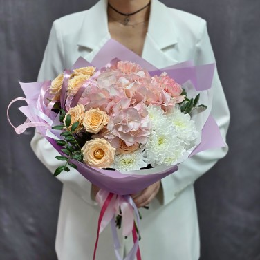 Букет с гортензией и розами Счастья