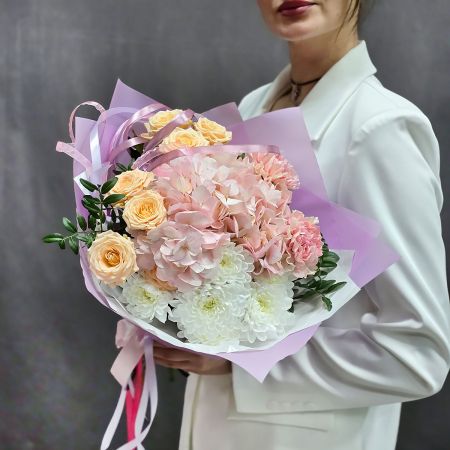 Букет с гортензией и розами Счастья