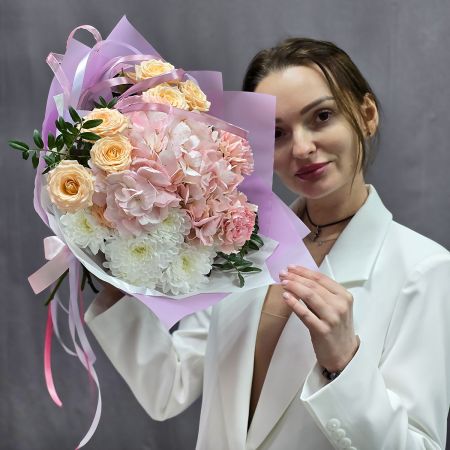 Букет с гортензией и розами Счастья