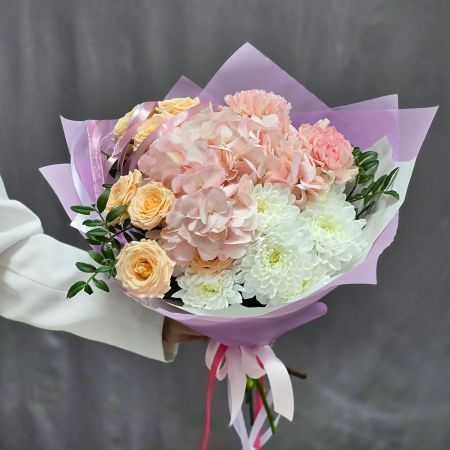 Букет с гортензией и розами Счастья