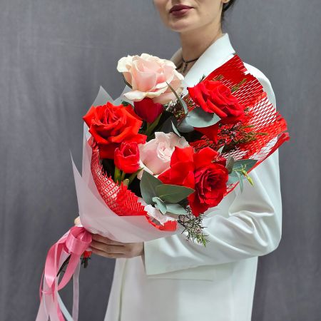 Букет с алыми французскими розами Заворожила