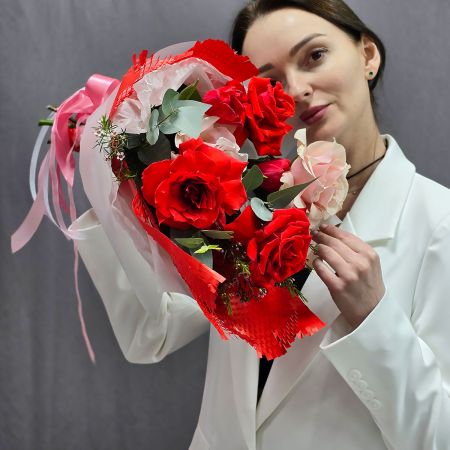 Букет с алыми французскими розами Заворожила