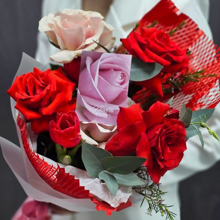 Букет с алыми французскими розами Заворожила