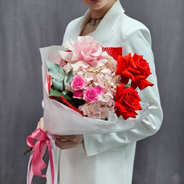 Французские алые и розовые розы Отблеск огня