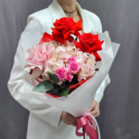 Французские алые и розовые розы Отблеск огня