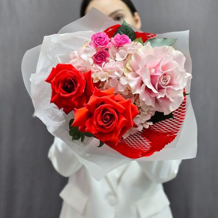 Французские алые и розовые розы Отблеск огня