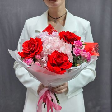 Букет алых французских роз и гортензии