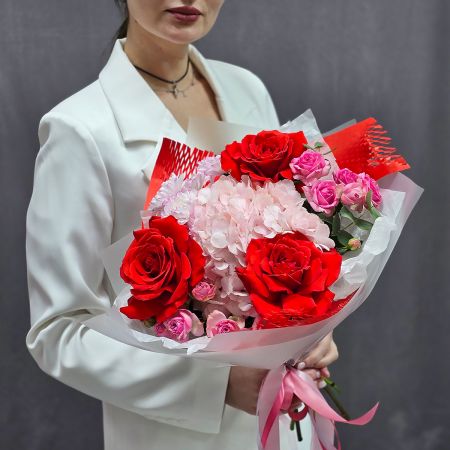 Букет алых французских роз и гортензии