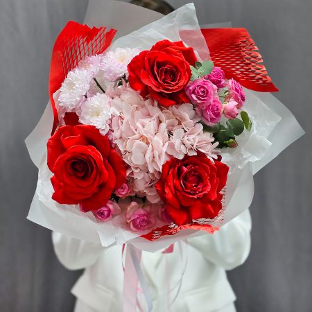 Букет алых французских роз и гортензии