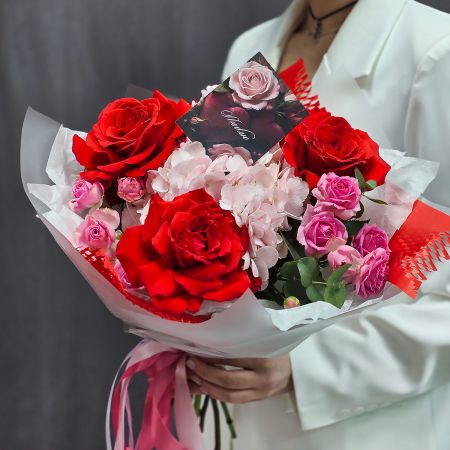 Букет алых французских роз и гортензии