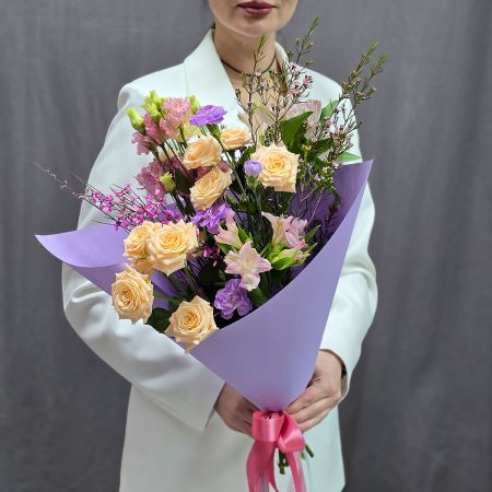 Нежный лавандовый букет из цветов