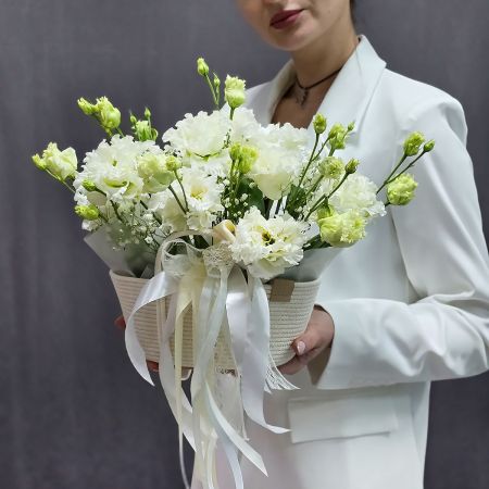Нежная белая композиция из лизиантуса
